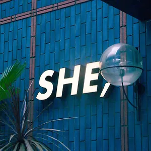 She, Hotel